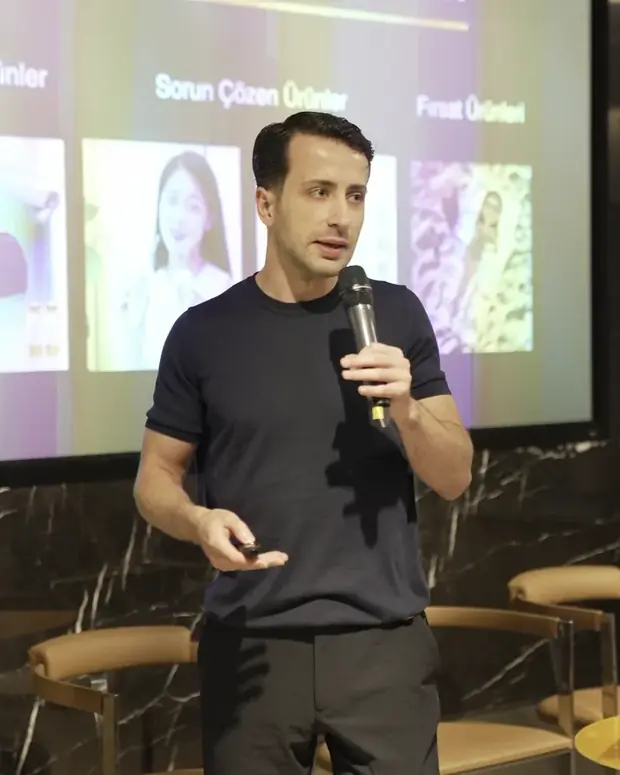 Miraç Özdemir, CLASE eğitiminde sunum yaparken